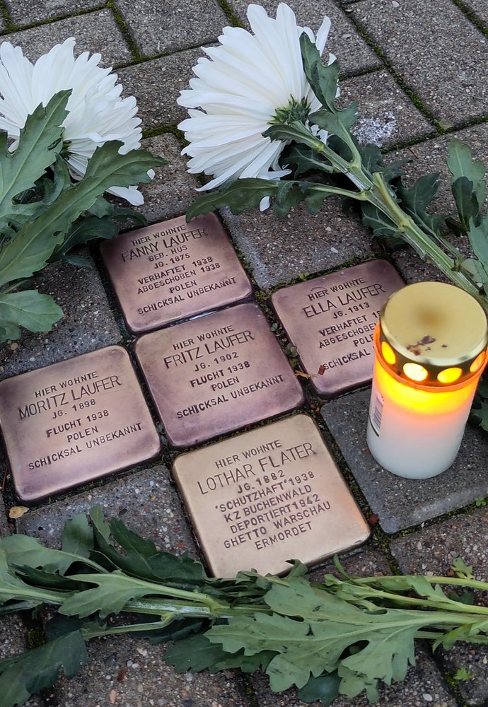 Geputze Stolpersteine von Familie Laufer und Lothar Flater, geschmückt mit Bl Geputze Stolpersteine von Familie Laufer und Lothar Flater, geschmückt mit Bl